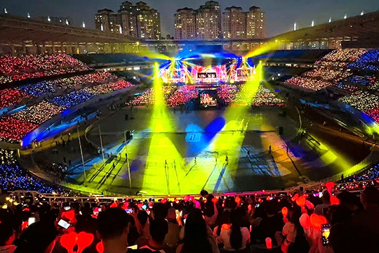 NG大舞台300㎡透明屏和190000根荧光棒“点燃”周杰伦呼和浩特演唱会！