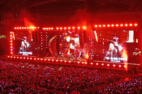 璀璨星光耀狮城！NG大舞台LED屏、荧光棒点燃周杰伦新加坡演唱会！